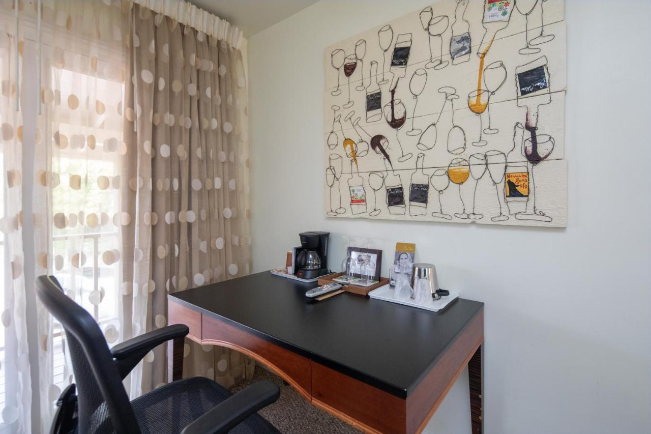 The Vendange Carmel Inn & Suites 외부 사진