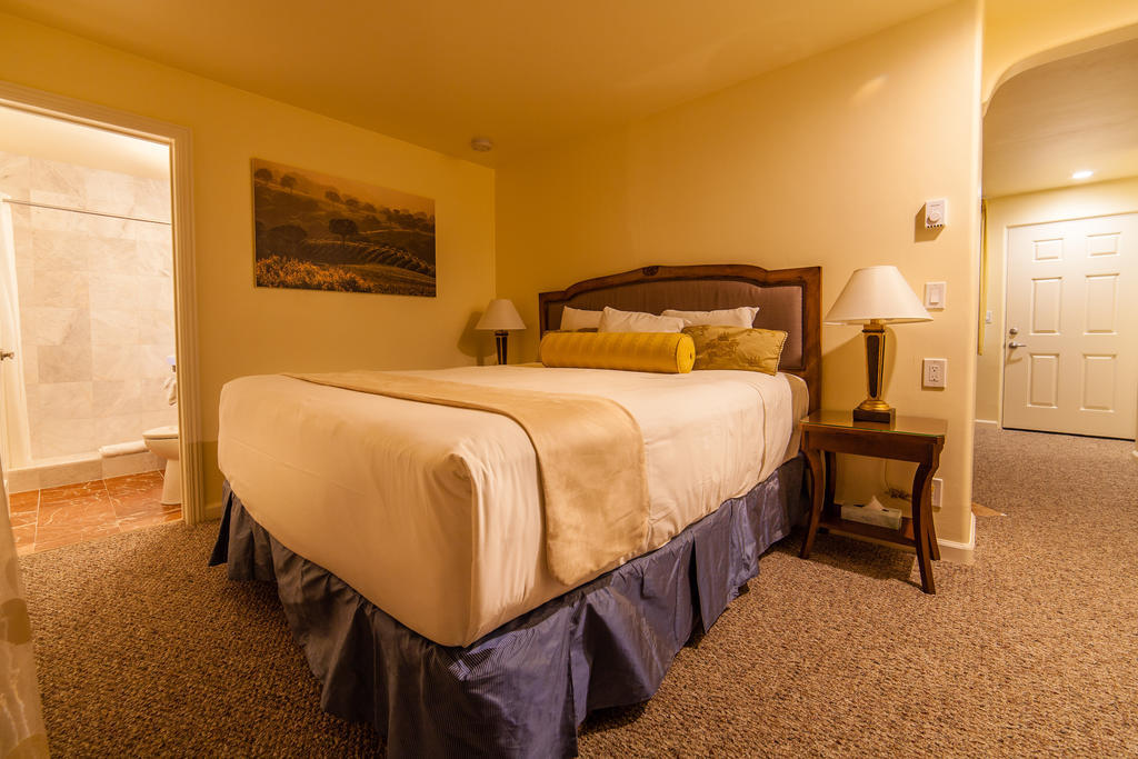 The Vendange Carmel Inn & Suites 객실 사진