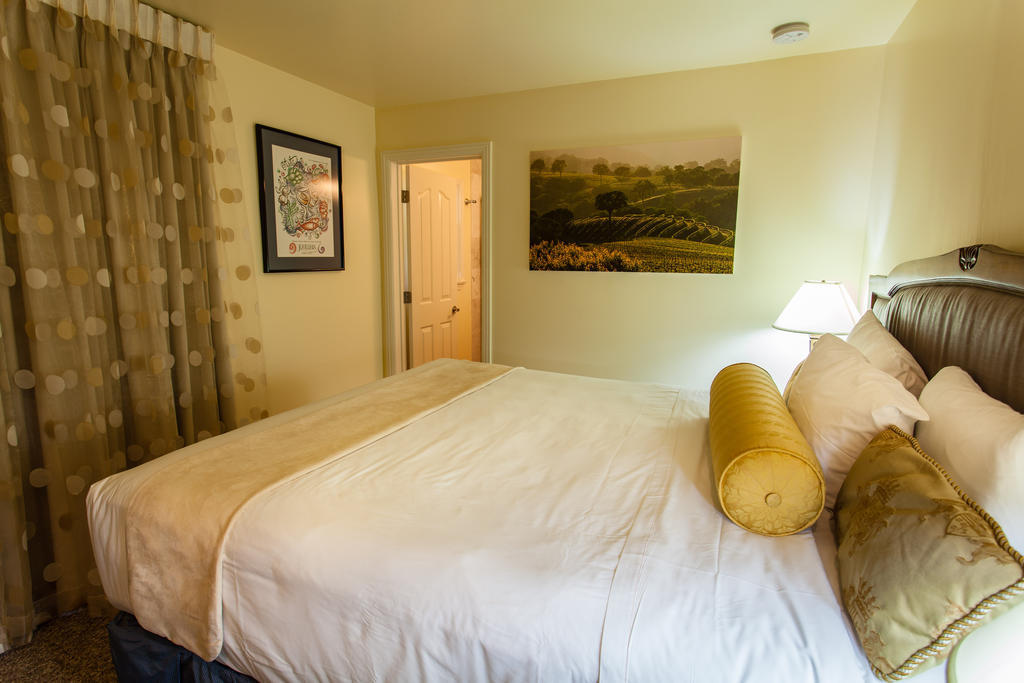 The Vendange Carmel Inn & Suites 객실 사진