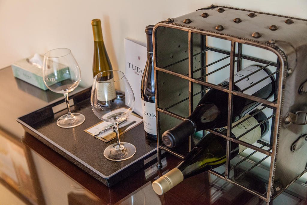 The Vendange Carmel Inn & Suites 객실 사진