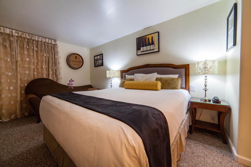 The Vendange Carmel Inn & Suites 객실 사진