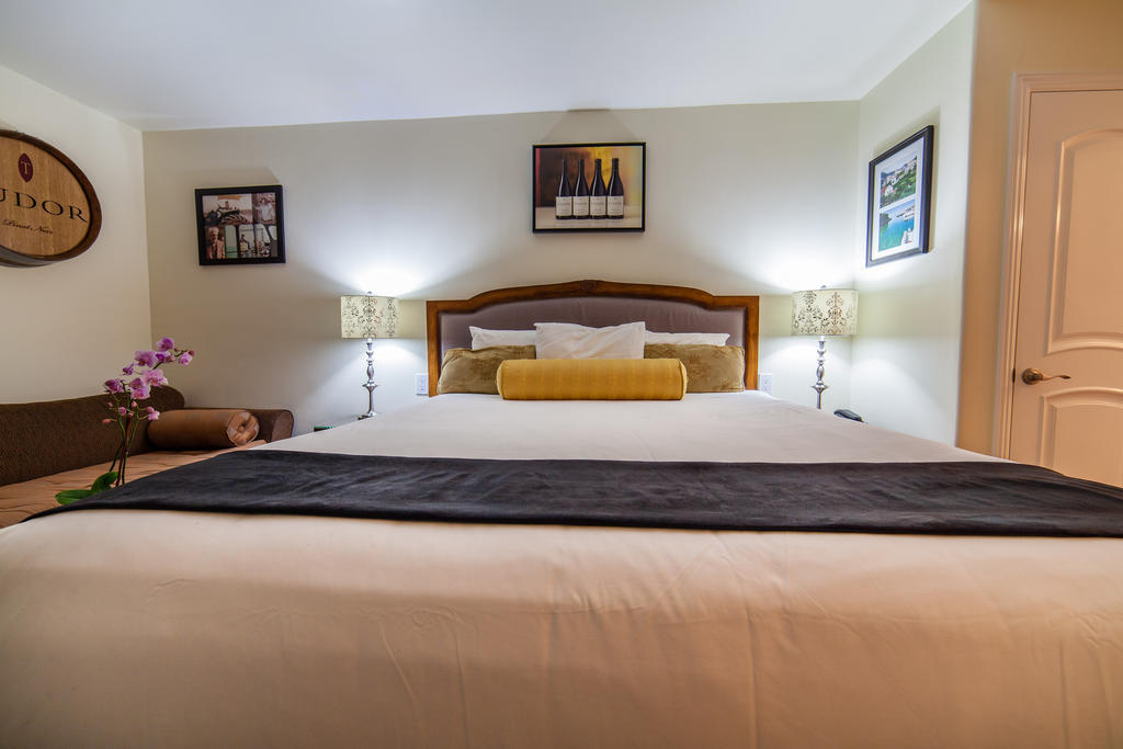 The Vendange Carmel Inn & Suites 객실 사진