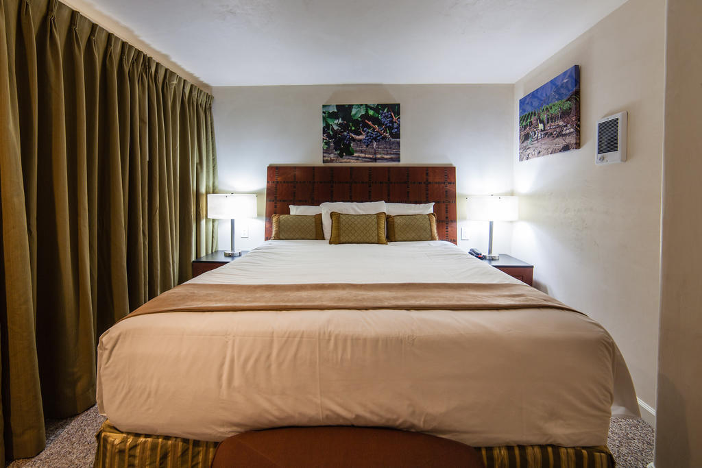 The Vendange Carmel Inn & Suites 객실 사진