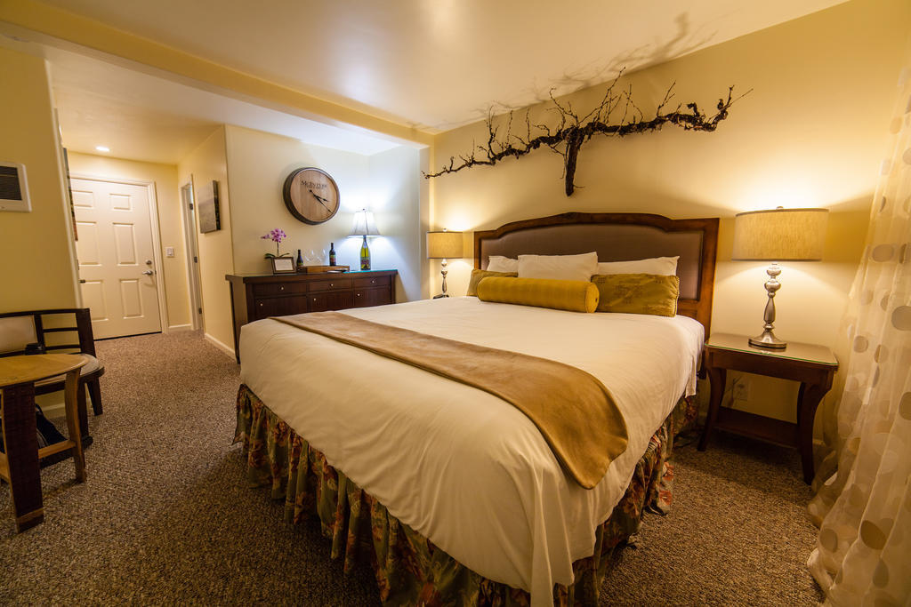 The Vendange Carmel Inn & Suites 객실 사진