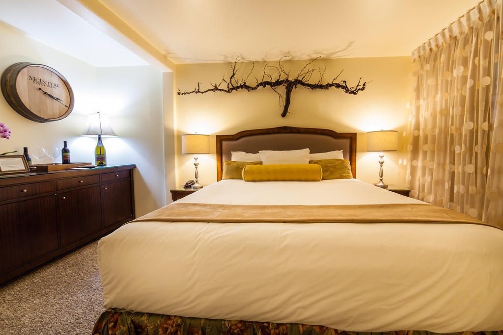 The Vendange Carmel Inn & Suites 객실 사진