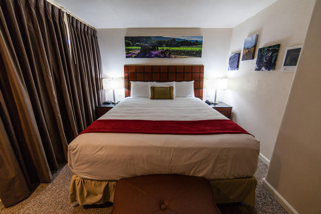 The Vendange Carmel Inn & Suites 객실 사진