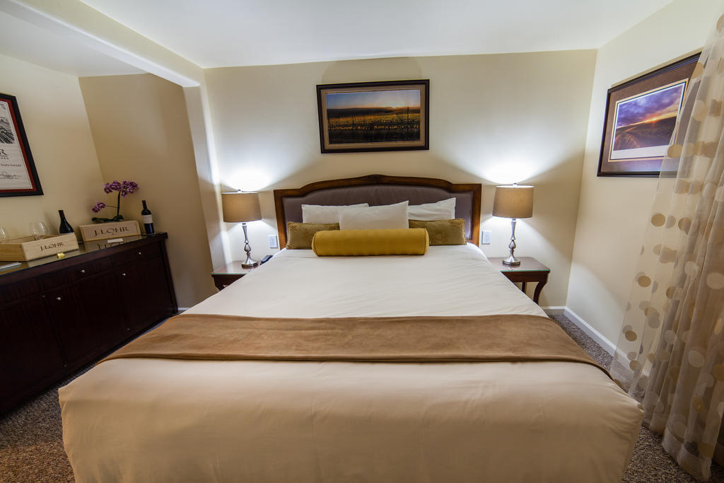 The Vendange Carmel Inn & Suites 객실 사진