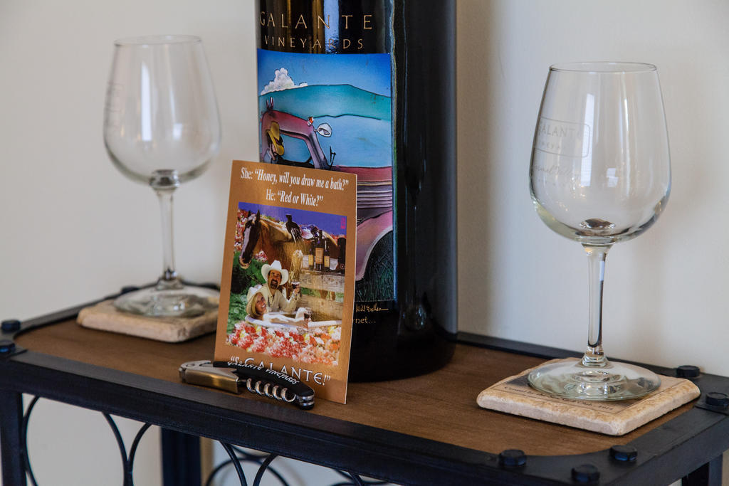 The Vendange Carmel Inn & Suites 객실 사진