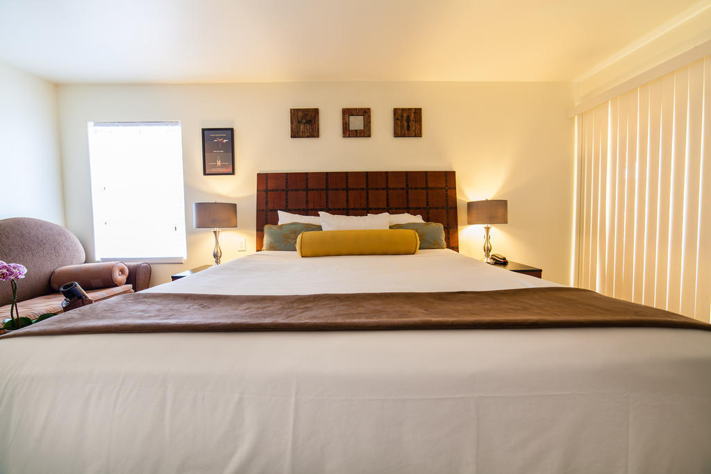 The Vendange Carmel Inn & Suites 객실 사진