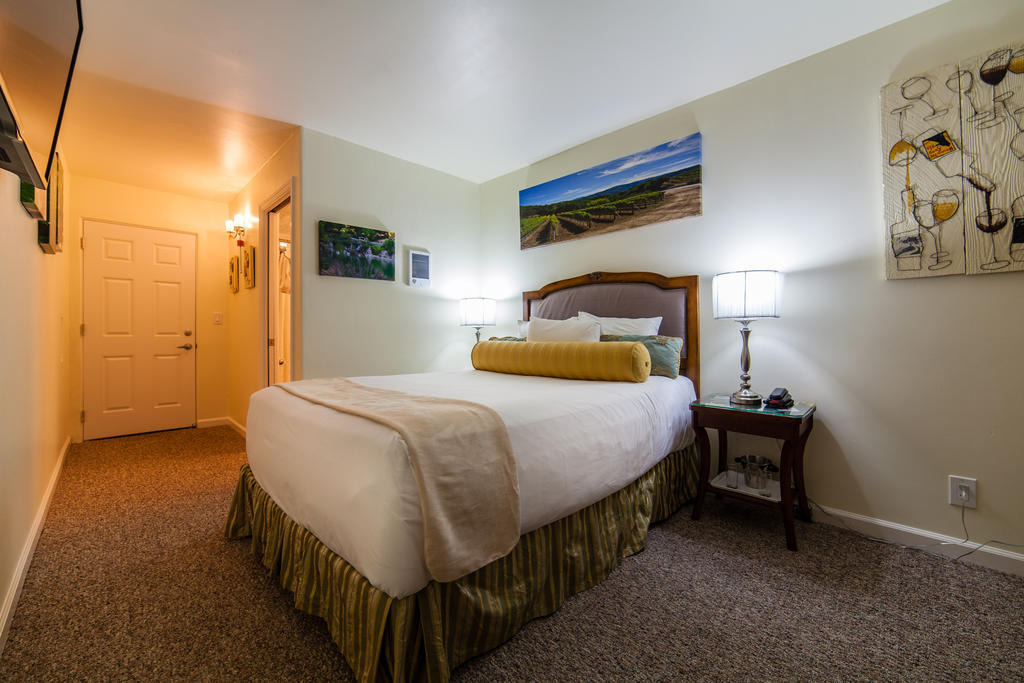 The Vendange Carmel Inn & Suites 객실 사진