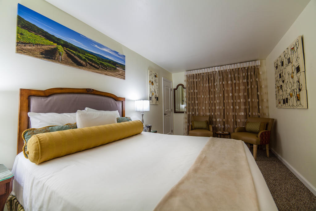 The Vendange Carmel Inn & Suites 객실 사진