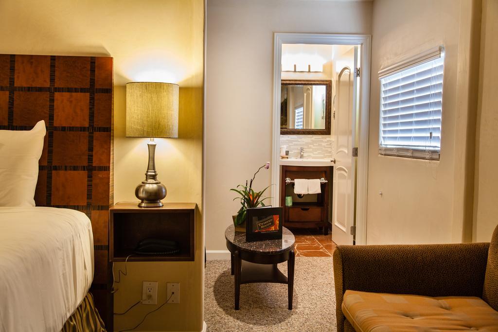 The Vendange Carmel Inn & Suites 객실 사진