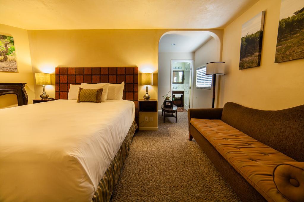 The Vendange Carmel Inn & Suites 객실 사진