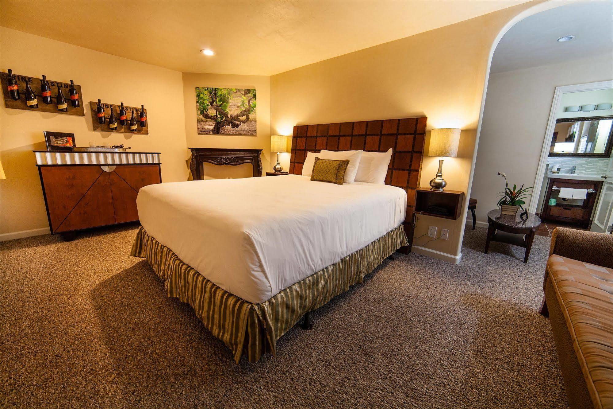 The Vendange Carmel Inn & Suites 외부 사진
